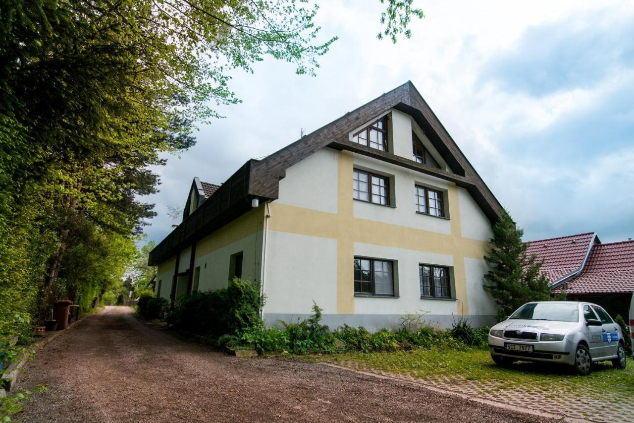 Penzion U Kostela Mlaka Exterior photo
